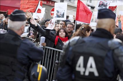 تظاهرة مناهضة للمرزوقي خلال زيارته لباريس أمس (أ ف ب) 