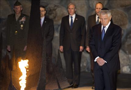 هايغل يقف دقيقة صمت في متحف المحرقة النازية في القدس المحتلة أمس (ا ب ا) 