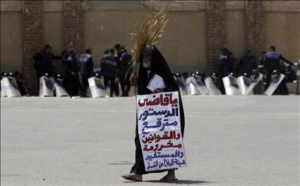أحمد عطيان («أبو الثوار») الذي استشهد ابنه خلال «ثورة 25 يناير» يحمل لافتة أمام اكاديمية الشرطة خلال جلسة محاكمة مبارك، أمس الأول(رويترز) 