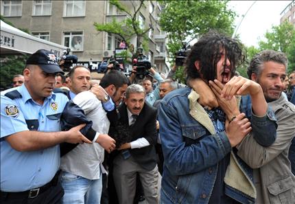 عناصر من الشرطة يعتقلون محتجين على السياسة التركية بشأن سوريا خلال افتتاح اردوغان مبنى لاتحاد المزارعين في انقرة امس (ا ف ب) 