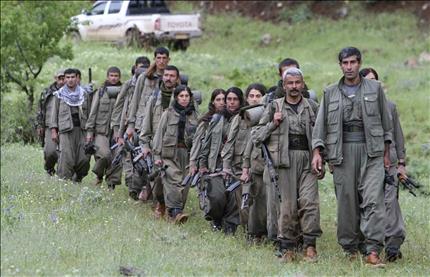 طلائع مقاتلي «الكردستاني» لدى وصولهم إلى قاعدتهم الخلفية في العراق، أمس (رويترز) 