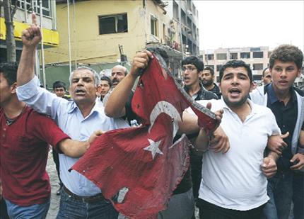 متظاهرون يمزقون العلم التركي في الريحانية وداعين لاستقالة اردوغان 