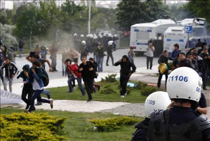 طلاب اتراك يهربون من القنابل المسيلة للدموع خلال اشتباكات مع الشرطة في انقرة امس احتجاجا على سياسات الحكومة التي ادت الى تفجيرات الريحانية (ا ب) 