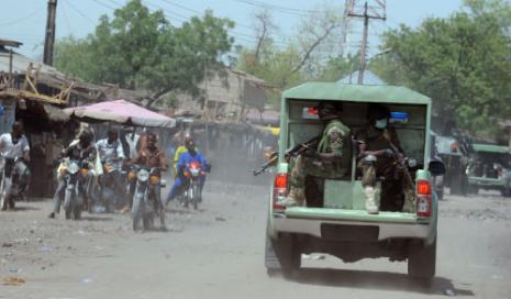 دورية للجيش النيجيري في أحد شوارع مايدوغوري (بيوس اكباي ــ أ ف ب) 