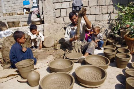 الأفغان يسعون لتأمين مستقبل أفضل لهم ولعائلاتهم عبر هذه الزراعة (وسيم نكزاد ــ أ ف ب) 