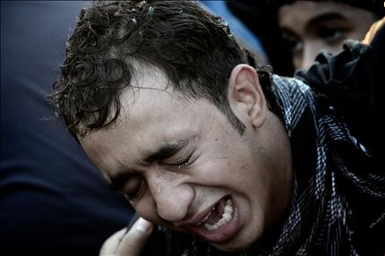 بحريني يبكي خلال جنازة الفتى رضي في قرية سماهيج في شرقي العاصمة المنامة (أ ف ب) 