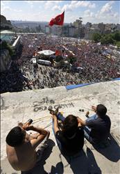 متظاهرون في ميدان تقسيم أمس الأول (رويترز) 