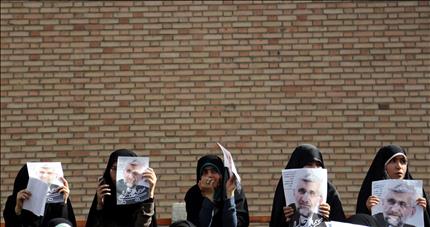 إيرانيات يحملن صور جليلي في طهران أمس الأول (أ ب أ) 
