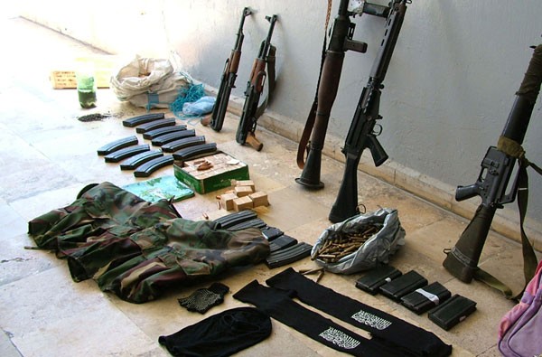 صور من ضبط مستودع للذخيرة والقبض على مجموعة إرهابية في بانياس