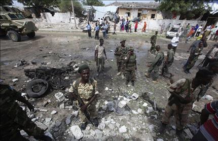 قوات من الجيش الصومالي في موقع التفجير في مقديشو أمس (رويترز) 