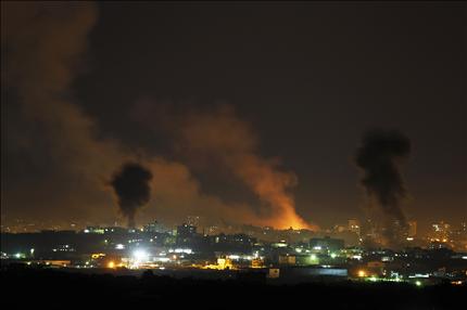 سحب الدخان تتصاعد من غزة خلال غارات لقوات الاحتلال على القطاع أمس (رويترز) 