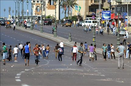 جانب من الاشتباكات في منطقة سيدي جابر في الاسكندرية امس (أ ف ب) 