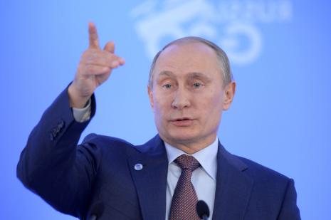 أكد بوتين أن بلاده «لا تريد الانجرار إلى حرب، لكنها ستواصل دعم دمشق بالمستويات الحالية نفسها في حالة التدخل العسكري الخارجي» (أ ف ب) 