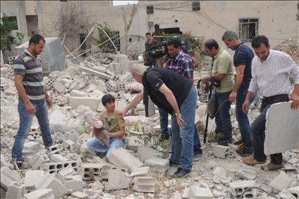 نجدة اسماعيل أنزور خلال تصوير "تحت سماء الوطن" 