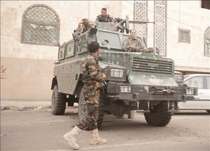 عناصر من الشرطة اليمنية يؤمّنون طريقاً يؤدي إلى السفارة البريطانية في صنعاء أمس (رويترز) 