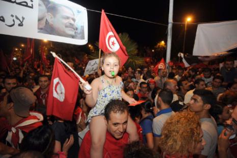 نجاح المعارضة في حشد أنصارها أكد الفارق الكبير في الشارع بين الطرفين المتخاصمين (فتحي بلعيد ــ أ ف ب)