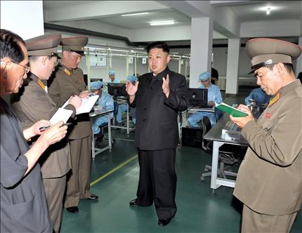 زعيم كوريا الشمالية كيم جونغ أون يتفقد مصنع الهواتف الخلوية «أري رانغ» في منطقة غير معروفة (أ ف ب) 