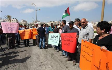 فلسطينيون يتظاهرون ضد إغلاق مكب نفايات البيرة بالقرب من محكمة الاحتلال «بيت ايل» يوم الاثنين الماضي (عن «الانترنت») 