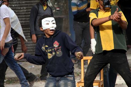 متظاهر مصري يرمي الحجارة على الشرطة في القاهرة (أ ف ب) 