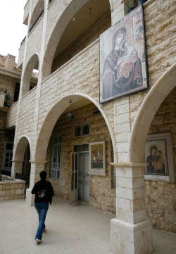 أصاب المسلحون كنيسة مار الياس الراعي الأثرية وتضرّرت أجزاء منها (مروان طحطح) 