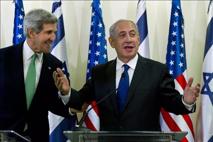 نتنياهو وكيري خلال مؤتمرهما الصحافي في القدس المحتلة أمس (ا ب ا)
