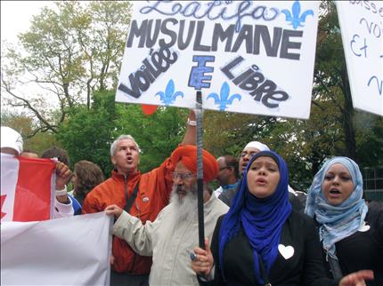خلال تظاهرة رفضاً لقانون حظر الشعارات الدينية في مونتريال أمس الأول(أ ف ب)