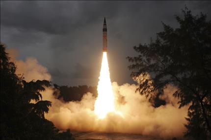 الصاروخ "اجني-5" الهندي أثناء تجربة إطلاق في الهند أمس(رويترز)