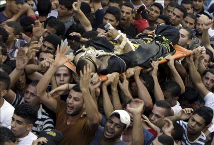 فلسطينيون يشيعون الشهيد الطوباسي في مخيم جنين أمس (أ ب)