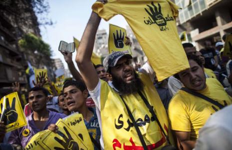 تناغم الإسلاميون الموريتانيون بشكل حزين مع سقوط حكم «الإخوان» في مصر (أ ف ب)