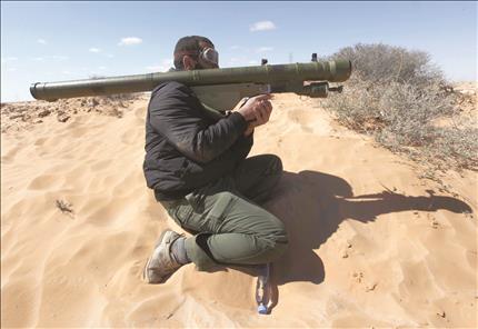 صاروخ ليبي من طراز «SA-7» بيد أحد المسلحين الليبيين في راس لانوف في العام 2011(أ ب) 