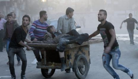 مواطنون ينقلون جريحاً في حلب أول من أمس (كرم المصري ـ أ ف ب)