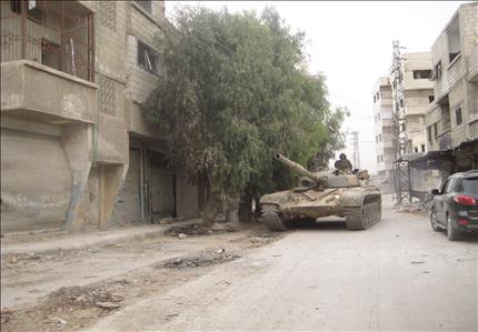 دبابة للجيش السوري في بلدة السبينة في ريف دمشق امس بعد السيطرة عليها (ا ف ب) 