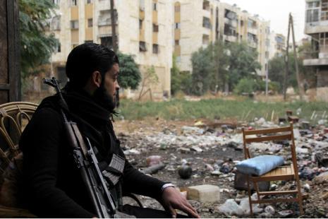 عنصر من المعارضة المسلّحة شمالي حلب أمس (كرم المصري ـ أ ف ب)