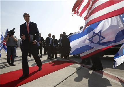 كيري يتوجه إلى طائرته بعد لقائه مع نتنياهو في تل أبيب أمس (رويترز) 