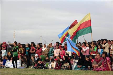 اكراد سوريون يحتفلون بطرد المسلحين الاسلاميين من قريتهم قرب رأس العين في الحسكة امس (رويترز) 