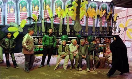 إيرانيون يشاركون في إحياء ذكرى عاشوراء في مدينة أهر في شمال غربي طهران أمس (أ ب أ) 