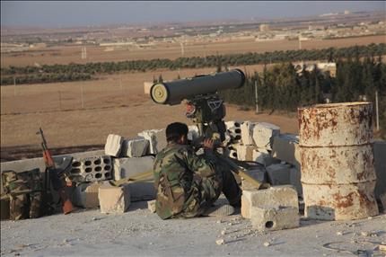 جندي سوري يتمترس خلف سلاحه في حلب أمس (رويترز) 