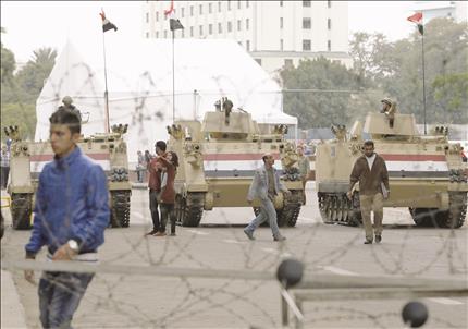 انتشار مكثف للجيش المصري في ميدان التحرير امس (رويترز) 
