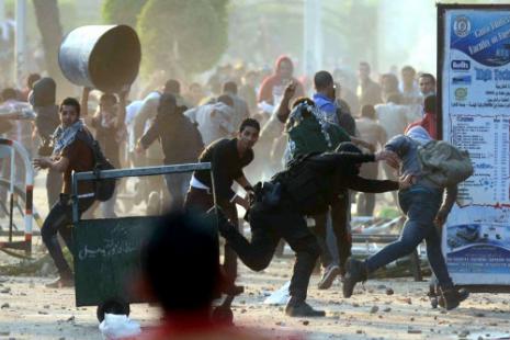 لليوم الثاني دارت اشتباكات بين عدد من طلاب «الإخوان» في الأزهر وقوات الأمن (محمد الشاهد ـ أ ف ب) 