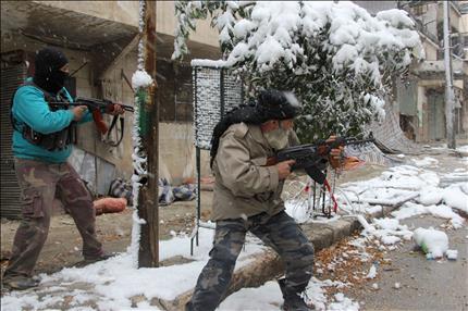 مسلحان خلال اشتباك مع القوات السورية في حي صلاح الدين في حلب امس (ا ف ب)