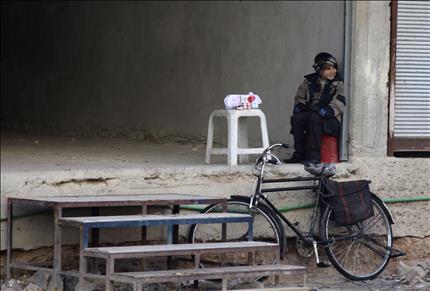 طفل يبيع سجائر في الغوطة الشرقية في ريف دمشق امس الاول (رويترز)