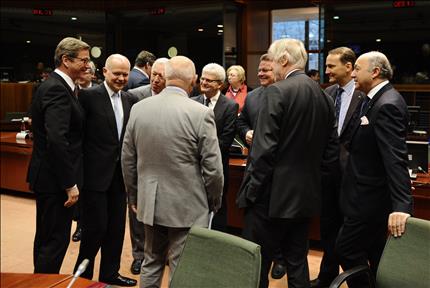 وزراء خارجية دول اوروبية خلال اجتماعهم في بروكسل امس (ا ف ب) 