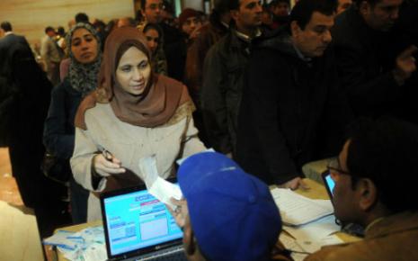 خلال التصويت في انتخابات نقابة الأطباء يوم الجمعة الماضي (محمد الشامي ــ الأناضول) 
