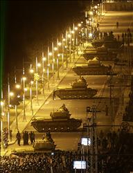 دبابات للجيش قرب القصر الرئاسي في القاهرة أمس (أ ب) 