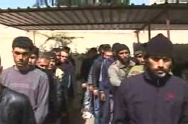  23 مسلحا يسلمون أنفسهم مع أسلحتهم إلى الجيش العربي السوري في بلدة الزارة. 