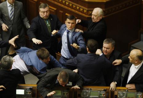 دار عراك بالأيدي بين أعضاء حزب سفوبودا اليميني والحزب الشيوعي في البرلمان الأوكراني (يوري كيرنشني ـ أ ف ب)