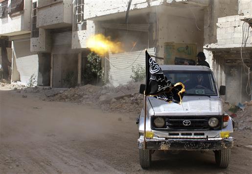 مسلح من "جبهة النصرة" يطلق النار على القوات السورية في الغوطة في ريف دمشق امس الاول (رويترز)