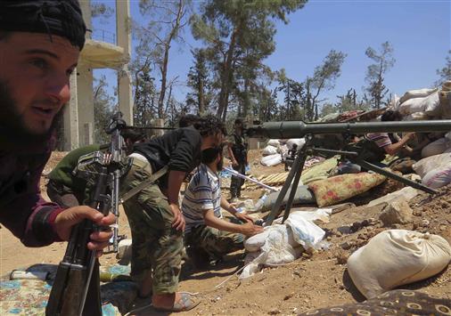 مسلحون يستعدون لاستهداف القوات السورية في مورك في ريف حماه امس الاول (رويترز)