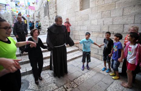 يتحسر الفلسطينيون المسيحيون على قصر مدة الزيارة لكنهم يأملون في رؤية البابا ومصافحته (اي بي آيه) 