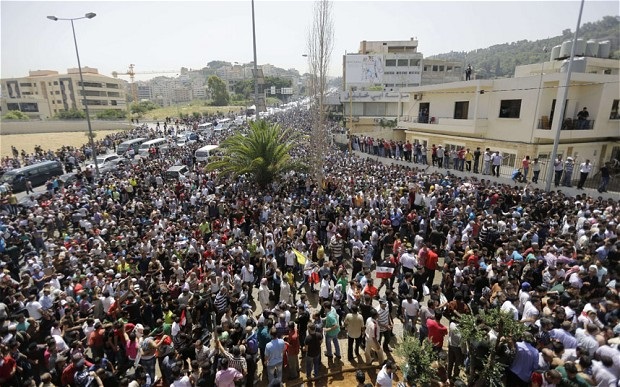 ناخبون سوريون قرب السفارة السورية في بيروت 